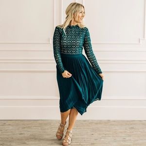 *IvyCityCo. Boutique* Hunter Green Lace Midi Dress